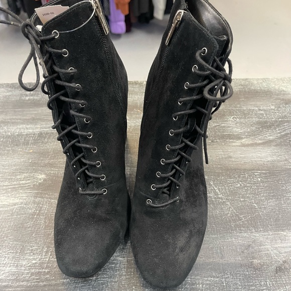 Women’s 8.5 Vince Camuto booties - Picture 4 of 8